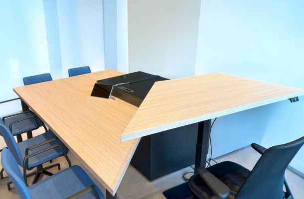 Vergadertafel met zit/sta bureau